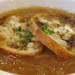 Bisutoro Vivan - オニオングラタンスープの中にはタップリと玉ねぎが投入されていて
                        食べごたえと甘さを強く感じる優しい味わいで、事前に暖められたバケットもカリッと美味しく、オニオングラタンスープと合わせて食べるといい！