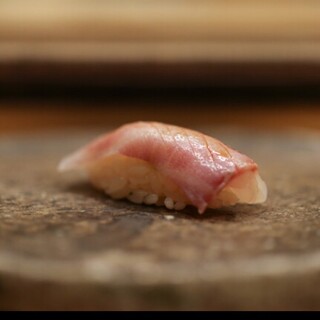 2種類のシャリで味わう、全国各地の魚を使ったこだわりのお寿司