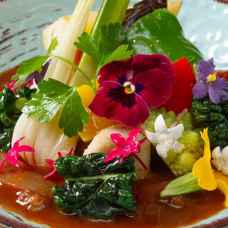 Hayashi rice made with organic vegetables and chef's special curry are also exquisite.