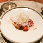 グルマンディーズ - 三田牛のランプカルパッチョ、トマトとメロンにたっぷりのパルメジャーノレッジャーノ