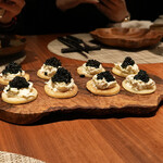 グルマンディーズ - クリームチーズ、キャビアのブリニ