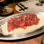 グルマンディーズ - 三田牛のランプカルパッチョ、トマトとメロンにたっぷりのパルメジャーノレッジャーノ