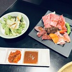 勝野焼肉 - Aランチのお肉、焼き野菜、サラダ、絶品キムチ、焼肉だれ