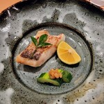 鮨 さかい - 焼き物は山口県の甘鯛、付け合わせはもろきゅう