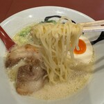 らーめん一作 - 【一作鶏塩白湯らーめん　830円】煮卵100円　麺リフト鶴見製麺所の麺