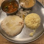 グルガオン - 2色カレーとチーズクルチャ