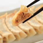 味蔵 - 料理写真:秘伝のタレを使った肉餃子２４０円