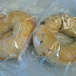 クロッチョカフェ - ベーグル（ダブルチーズ・くるみいちじく）