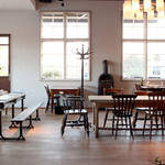 ブラックボード - インテリアも楽しめる開放的で明るい店内。イギリスやデンマークのビンテージ家具が並びます。