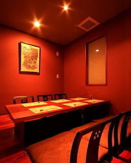 Kappou Nikuzen Kougetsu - 温もり溢れる個室は2名様～最大10名様までご利用いただけます。