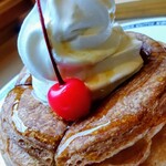 珈琲所コメダ珈琲店 - チェリーを抱っこする《ミニシロノワール》❣（溶け気味w）