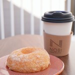 NOBI COFFEE ROASTERS - 【2024.01】デカフェチャイ・HOT(税込600円)、｢ナッピングドーナツ｣のドーナツ・シュガー(税込290円)