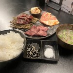 Yakiniku Kabachi - かばち焼肉ランチ 限定食￥1,350（タン先・中落ちカルビ・豚カルビ・小腸←これはサービスだと・白菜キムチ・ごはん・汁）