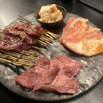 やきにく かばち - かばち焼肉ランチ 限定食（タン先・中落ちカルビ・豚カルビ・小腸←これはサービスだと）接写