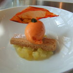 Benoit Alain Ducasse - 「パイナップルのマリネ　コリアンダー風味ココナッツのショートブレッド　赤ピーマンのアイスクリーム」