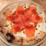 ピザ マーレ - 鮭とイクラピザ