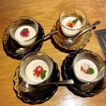 紀尾井町 くろげ - 杏仁豆腐に添えられたお花は全部違う色だった♫