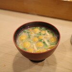 寿司治 - なめこの味噌汁が熱々で美味しい！