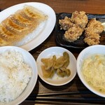 Toukyou Gyouzaken - わたしは野菜の手包餃子セット ¥880税込 唐揚げはカリカリの揚げたてが3つもついてる