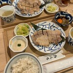 あんちすてーき とろろ麦めし 豚丸 - 