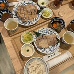 あんちすてーき とろろ麦めし 豚丸 - 