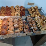 下田流 - 手前に “下田流ポンデケージョ”、“栗たっぷり！マロンクリーム雑穀フランス“、“柚子コショウ香り骨付きソーセージフランス”。