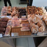 下田流 - 手前右に “パン ド ロデヴ”。“下田流生食パン” も味わってみたい。