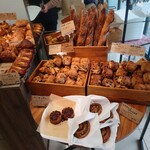 下田流 - 奥に “下田流バゲット”。手前に一度取りかけて断念した “エスカルゴピスタチオ”。