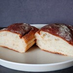 下田流 - パン ド ロデヴ [2分割]。高加水のハードパン。バゲットと同じ材料が用いられている。