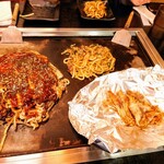 みんみん - 鉄板上の広島お好み焼き、焼きうどん、えのきの豚肉巻き