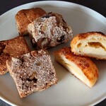 下田流 - 焙煎全粒粉のハニースコーン [2分割]、栗とクルミの全粒粉スコーン [2分割] (270円)﻿、下田流ポンデケージョ [2分割]