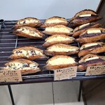 下田流 - 左が “至高のレーズンバターサンドフランス”。次回はこれら “至高の3品” はすべて買いたい。