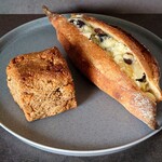 下田流 - 焙煎全粒粉のハニースコーン (270円)、至高のレーズンバターサンドフランス (370円)