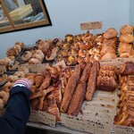 下田流 - 手前に “クロワッサン” と “下田流塩パン”。奥に “くるみプレーンベーグル”。