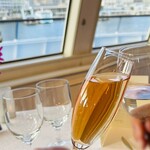 THE KOBECRUISE コンチェルト - 右 菊正宗 百然 純米大吟酸（夫）
            左ノンアルコールスパークリングワイン（私）