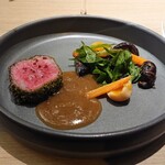 Le Du Restaurant and Wine Bar - タイ和牛、ベリー、スパイシーなタレ、地元産椎茸、ヒョウタン、ドライチリピューレ、マルベリーソース_BS