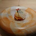 Le Du Restaurant and Wine Bar - イカ、苺、塩漬け卵、タイのスイートチリソース、イカ墨、魚粉