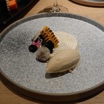 Le Du Restaurant and Wine Bar - 塩ココナッツのパンナコッタ、 サゴ添え、キャラメルヤングココナッツアイス、胡麻ケーキ、チョコムース、焼きトウモロコシ、梨
