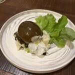 MOKICHI KAMAKURA - ポテトサラダ 黒にんにくのソース 食べられるビオラの葉と花