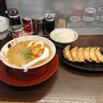ラーメン横綱 - 彩ラーメンとピリ辛餃子セット