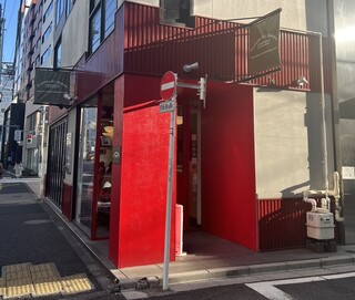 CLINTON ST. BAKING COMPANY & RESTAURANT - お店の赤い壁が目を引く