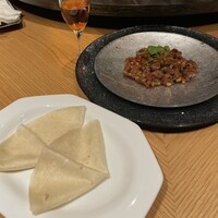 蜀江 - “牛ロースの香り炒め”。手前の皮で包んで頂きます。極めて常識的な味わい。見た目思った通りの期待裏切らない美味しさです。