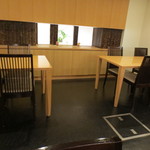 広尾 一会 - こちらはテーブル席。