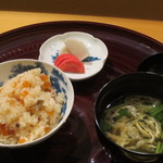 広尾 一会 - 食事は炊き込みご飯、みそ汁、赤人参と蕪のぬか漬。