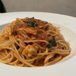 Focaccia - アサリとバジルのトマトソーススパゲティ