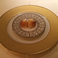 ラ・プロヴァンス - 1皿目：クロワッサンにディルを混ぜたチーズをトッピング♡ワインが飲みたくなるけど、お水で我慢(^_^