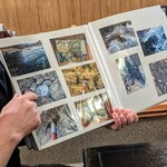 郷土料理ともん - カジカは昼間はこういう石の下に居るそうで、石をどかして探すそうです。夜の漁は今は禁止らしい。