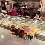 天下の焼鳥 信秀本店 - カウンターにはたくさんの串が