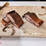 郷土料理ともん - 山女魚の山桜燻製と鮎の楢燻製。香りが違うよ。