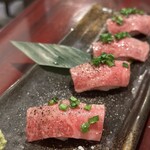 肉バル アモーレ - ⚪︎A4和牛の炙り肉寿司(塩)(4貫) 1080円
            　なかなか旨し